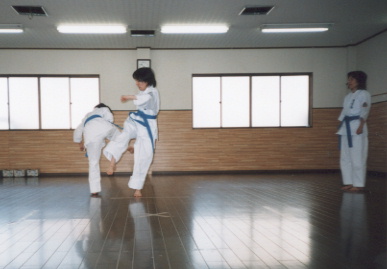 2002.6.22.karate-yumi-1.jpg (37070 バイト)