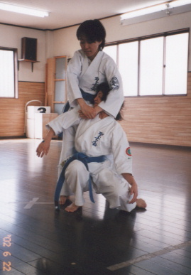 2002.6.22.karate-yumi-2.jpg (42040 バイト)