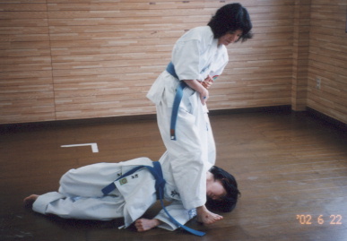 2002.6.22.karate-yumi-3.jpg (41868 バイト)