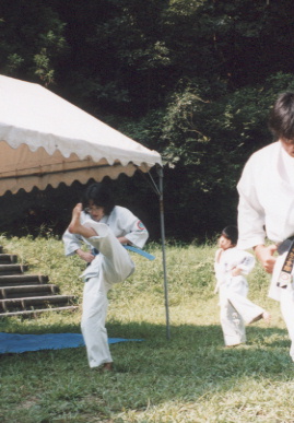 2002.8.25.gassyuku-yumi-2.JPG (55839 バイト)