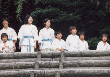 2002.8.25.gassyuku-yumi-8.JPG (56323 バイト)