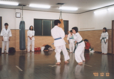 2003.12.12.karate.yumi-1.jpg (41343 バイト)