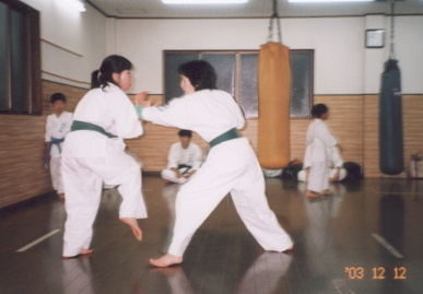 2003.12.12.karate.yumi-2.jpg (40086 バイト)