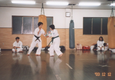 2003.12.12.karate.yumi-3.jpg (41064 バイト)