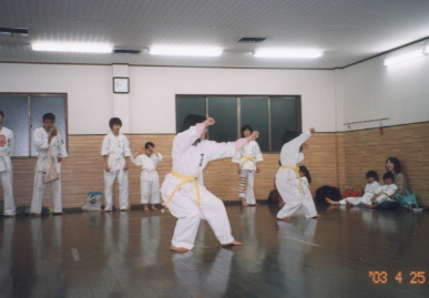 2003.4.25.shinsa.yumi-2.jpg (40384 バイト)