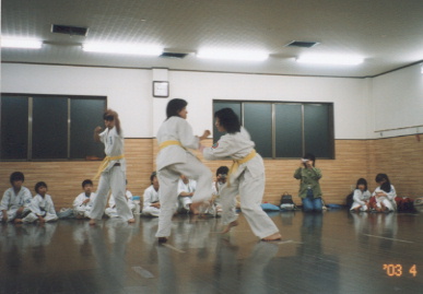 2003.4.25.shinsa.yumi-3.jpg (41049 バイト)