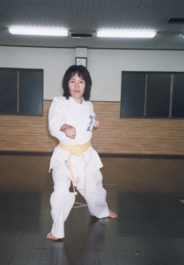 2003.5.6.karate.yumi-10.jpg (32586 バイト)