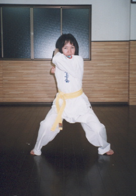 2003.5.6.karate.yumi-11.jpg (34303 バイト)