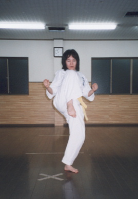 2003.5.6.karate.yumi-12.jpg (29224 バイト)