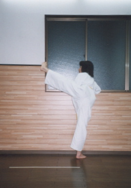 2003.5.6.karate.yumi-5.jpg (30036 バイト)