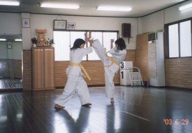 2003.6.29..karate.yumi-3.jpg (42843 バイト)