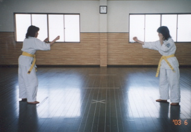 2003.6.29.karate.yumi-1.jpg (37659 バイト)