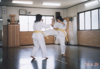 2003.6.29.karate.yumi-2.jpg (40016 バイト)