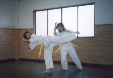 2003.6.29.karate.yumi-4.jpg (32094 バイト)