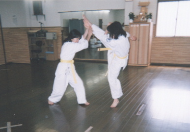 2003.6.29.karate.yumi-5.jpg (36014 バイト)