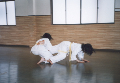 2003.6.29.karate.yumi-7.jpg (33885 バイト)