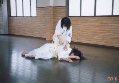 2003.6.29.karate.yumi-8.jpg (39898 バイト)