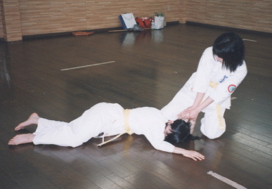 2003.6.6..karate.yumi-1.jpg (37312 バイト)