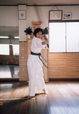 2004.1.11.karate.yumi-4.jpg (38915 バイト)