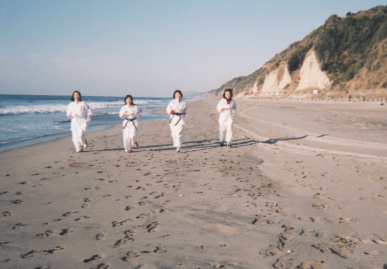 2004.2.8.karate.yumi-1.jpg (44352 バイト)